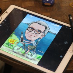 Καρικατούρα σε tablet — κοντινό